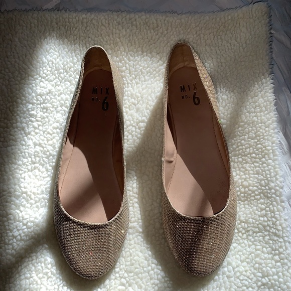 Mix No. 6 gold very sparkly flats size 8. - Picture 15 of 15
